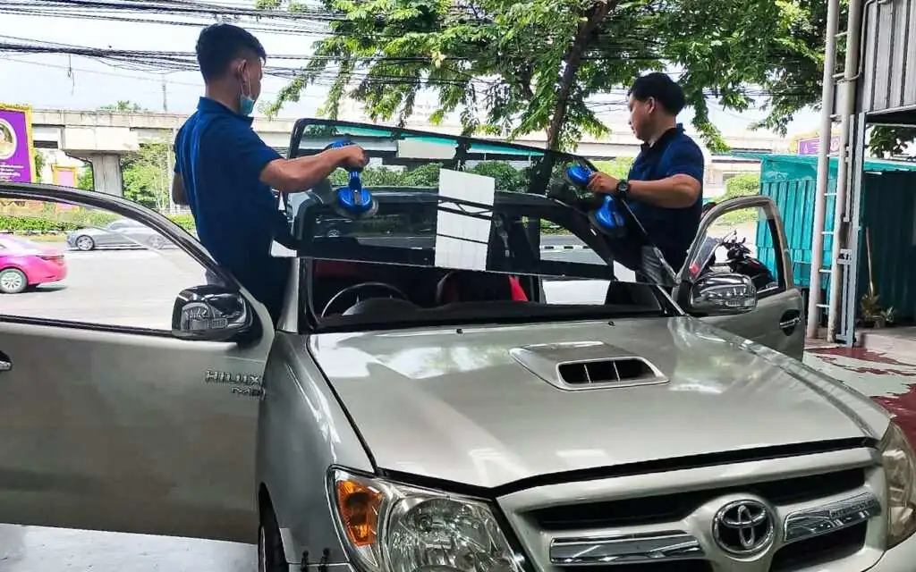 ฝนตกน้ำเข้ารถ ? น้ำรั่วซึมเข้ากระจกหน้ารถ ? และวิธีซ่อมเอง