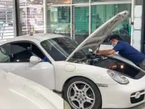 เปลี่ยนกระจกรถยนต์ Porsche