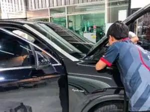 เปลี่ยนกระจกรถยนต์ Porsche
