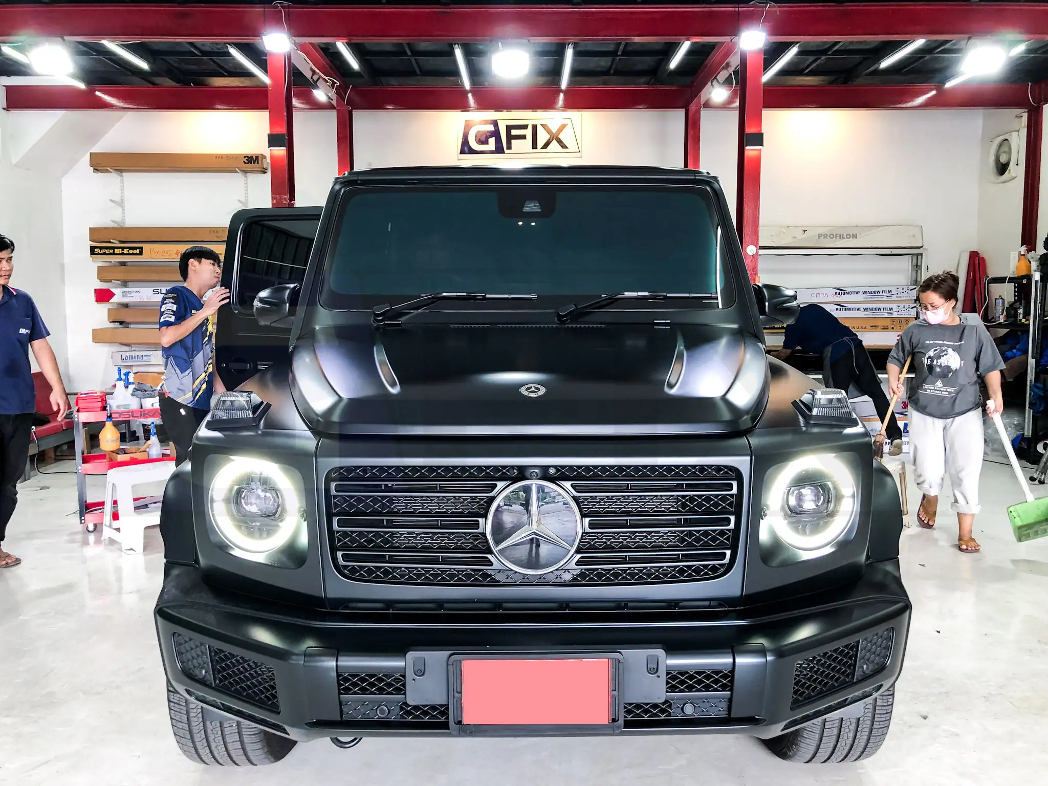ทีมช่าง GFIX ตรวจรถและเตรียมงานก่อนติดฟิล์ม