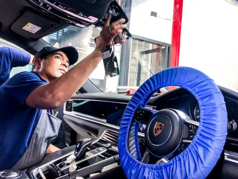 เปลี่ยนกระจกรถยนต์ Porsche